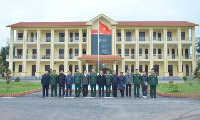 ĐẢNG ỦY - LÃNH ĐẠO VĂN PHÒNG QUỐC HỘI THĂM, CHÚC TẾT TRUNG ĐOÀN 101 TẠI BẮC GIANG